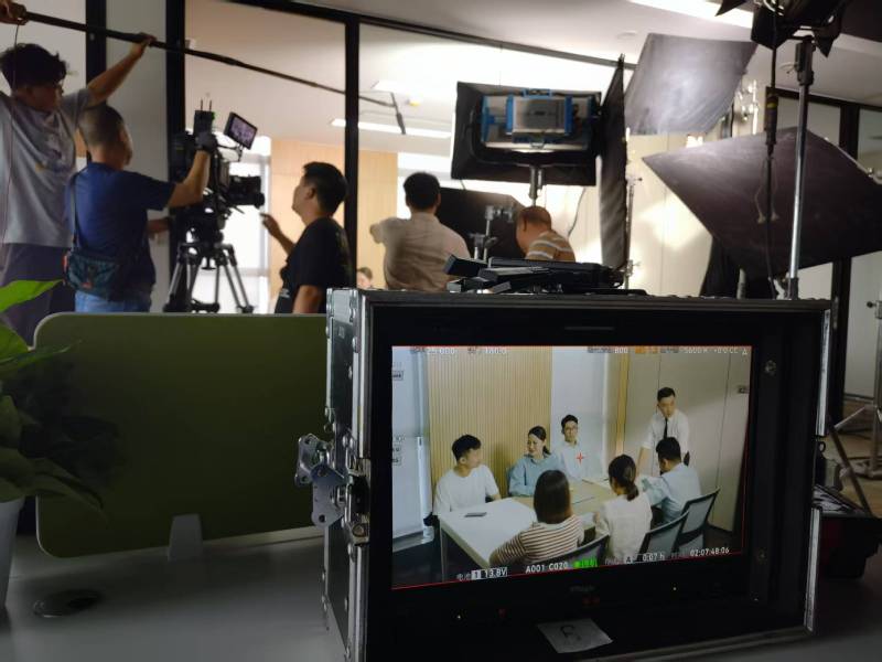 重庆TVC拍摄公司：科技产品视觉化大师，诠释未来感与功能美学